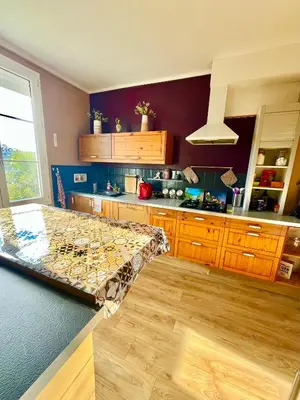 Cuisine ou kitchenette dans l'établissement Maison spacieuse avec salle de jeux proche 24H du Mans