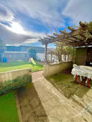 Jardin de l'établissement Maison spacieuse avec salle de jeux proche 24H du Mans