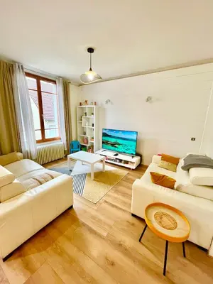Coin salon dans l'établissement Maison spacieuse avec salle de jeux proche 24H du Mans