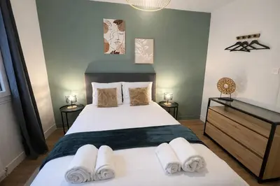 Un ou plusieurs lits dans un hébergement de l'établissement Grand Appartement - Wifi -Parking - Tramway 1 min