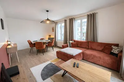 Coin salon dans l'établissement Grand Appartement - Wifi -Parking - Tramway 1 min