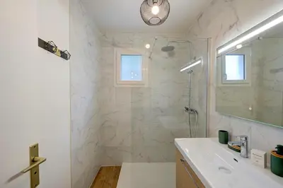 Salle de bains dans l'établissement Grand Appartement - Wifi -Parking - Tramway 1 min