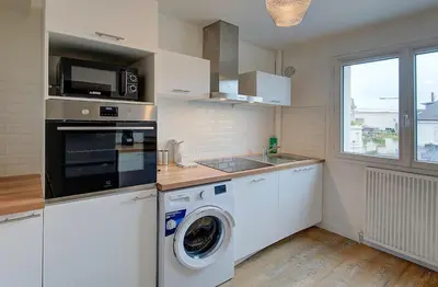 Cuisine ou kitchenette dans l'établissement Grand Appartement - Wifi -Parking - Tramway 1 min