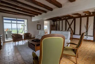 Coin salon dans l'établissement Domaine de la Chesnaie - Piscine couverte
