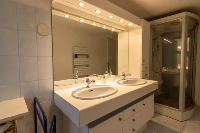 Salle de bains dans l'établissement Domaine de la Chesnaie - Piscine couverte