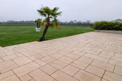 Jardin de l'établissement Domaine de la Chesnaie - Piscine couverte