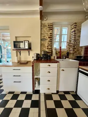 Cuisine ou kitchenette dans l'établissement Villa Mulsanne et studio - Centre bourg - Proche circuit des 24H du mans - 12 personnes