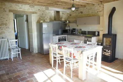 Cuisine ou kitchenette dans l'établissement L'Abeille bleue