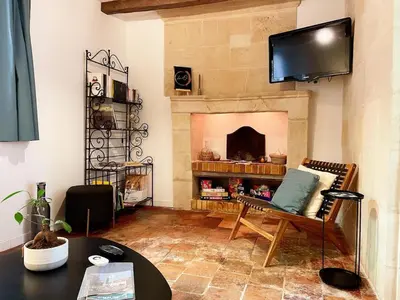 Télévision ou salle de divertissement dans l'établissement La Maisonnette de Carreaux