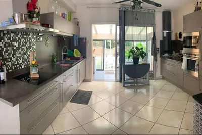 Cuisine ou kitchenette dans l'établissement La maison du circuit des 24H du Mans
