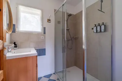 Salle de bains dans l'établissement Gite au coeur des bois - Le Chêne du Verger