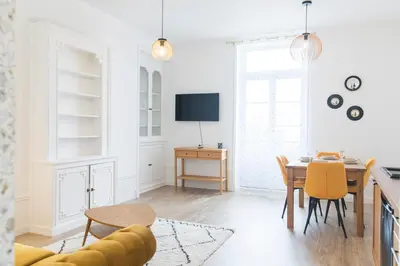Télévision ou salle de divertissement dans l'établissement Le Clos Hérault Châtellerault Centre-Gare