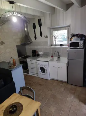 Cuisine ou kitchenette dans l'établissement Chambre d'hôte de charme dans logis du XVe