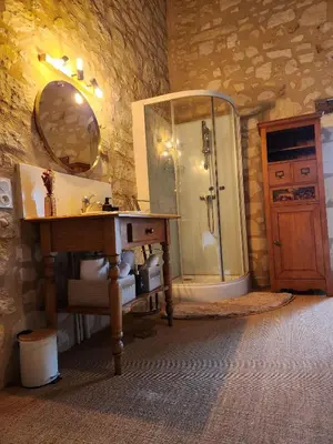 Salle de bains dans l'établissement Chambre d'hôte de charme dans logis du XVe