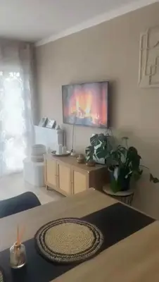 Télévision ou salle de divertissement dans l'établissement Appartement lumineux,3 chambres,proche de la gare