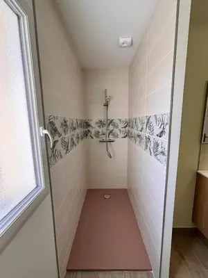 Salle de bains dans l'établissement Maison Rosie - Maison moderne cozy avec extérieur