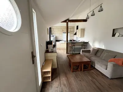 Coin salon dans l'établissement Charmante Maisonnette en Tuffeau à Deux Pas de la Loire, Saumur Centre avec Parking gratuit