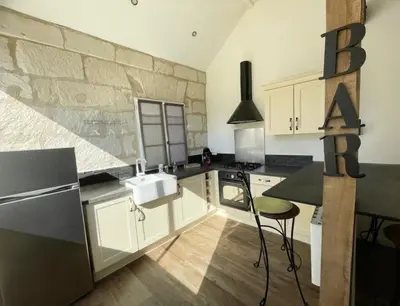 Cuisine ou kitchenette dans l'établissement Charmante Maisonnette en Tuffeau à Deux Pas de la Loire, Saumur Centre avec Parking gratuit