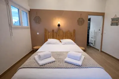Un ou plusieurs lits dans un hébergement de l'établissement Maisonnette avec jardin & jacuzzi proche gare