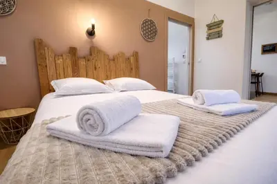 Un ou plusieurs lits dans un hébergement de l'établissement Maisonnette avec jardin & jacuzzi proche gare