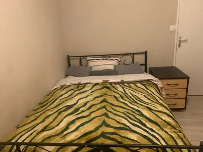 Un ou plusieurs lits dans un hébergement de l'établissement Chambre meublée et lumineuse Centre de Tours