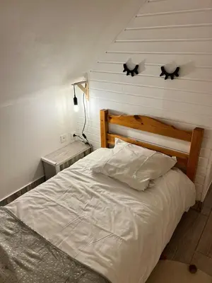 Un ou plusieurs lits dans un hébergement de l'établissement Grand gite rénové, jacuzzi, jardin, rivière, calme