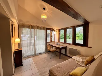 Coin salon dans l'établissement Grand gite rénové, jacuzzi, jardin, rivière, calme