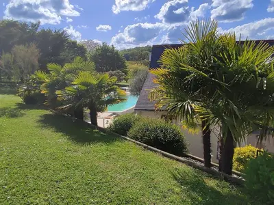 Jardin de l'établissement Grande maison familiale avec piscine chauffée