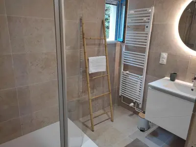 Salle de bains dans l'établissement Grande maison familiale avec piscine chauffée