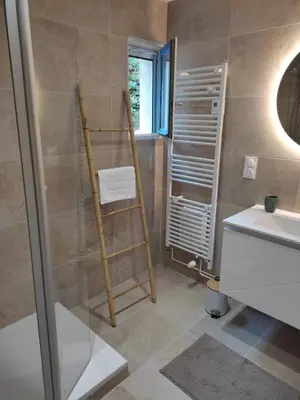 Salle de bains dans l'établissement Grande maison familiale avec piscine chauffée