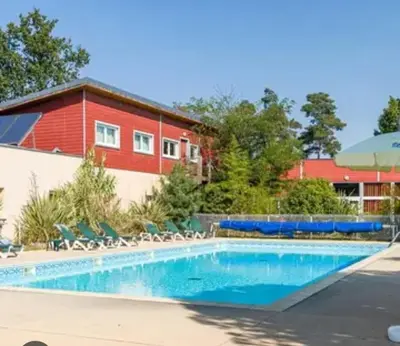 Piscine de l'établissement appartement entier dans residence avec piscine ou située à proximité