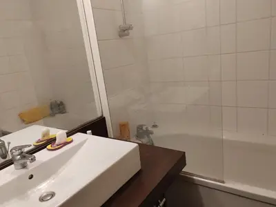 Salle de bains dans l'établissement appartement entier dans residence avec piscine