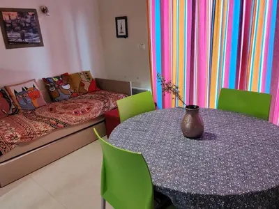 Coin salon dans l'établissement appartement entier dans residence avec piscine