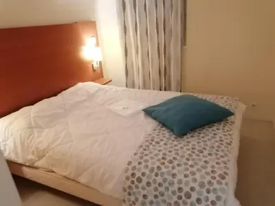 Un ou plusieurs lits dans un hébergement de l'établissement appartement entier dans residence avec piscine