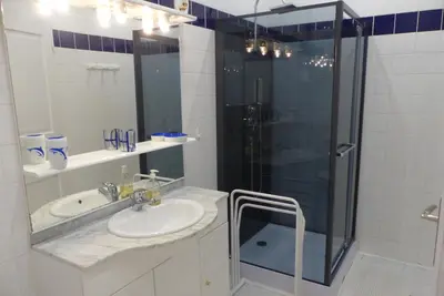 Salle de bains dans l'établissement Maison Carré
