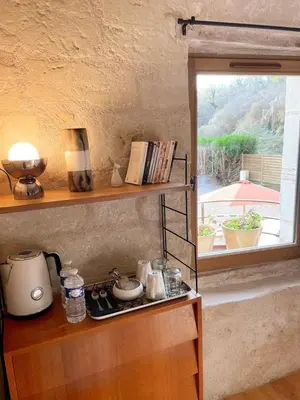 Cuisine ou kitchenette dans l'établissement La source de Vaugadeland