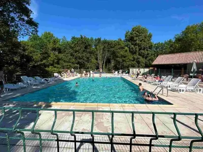Piscine de l'établissement Mobil-home 6 pers avec terrasse - Nouvel style! - API-1-52-1613 ou située à proximité