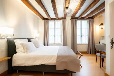 Un ou plusieurs lits dans un hébergement de l'établissement L'Hostellerie de La Licorne