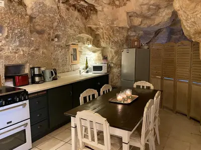 Cuisine ou kitchenette dans l'établissement Expérience troglodyte de charme & d'art de vivre