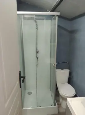 Salle de bains dans l'établissement studio cosy indépendant dans un jardin privé