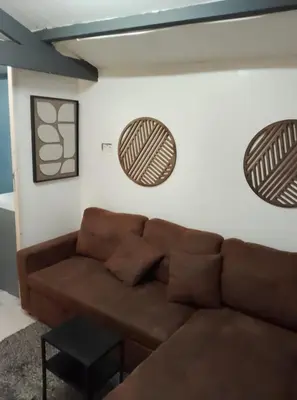 Coin salon dans l'établissement studio cosy indépendant dans un jardin privé