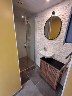 Salle de bains dans l'établissement Petite maison au fond du jardin