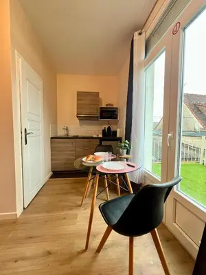Cuisine ou kitchenette dans l'établissement Studio Madrid - Cocon lumineux avec Terrasse en Centre-ville I Rénové 2026