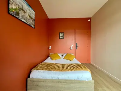 Un ou plusieurs lits dans un hébergement de l'établissement Studio Madrid - Cocon lumineux avec Terrasse en Centre-ville I Rénové 2026