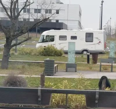 Jardin de l'établissement camping car