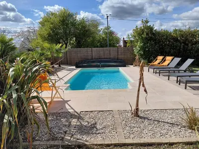 Piscine de l'établissement Gites au fil des châteaux de la Loire ou située à proximité