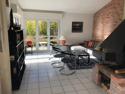 Télévision ou salle de divertissement dans l'établissement GITE L'ESCALE à FONTEVRAUD
