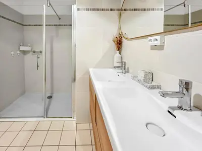 Salle de bains dans l'établissement T3 moderne, balcon, parking, proche centre ville