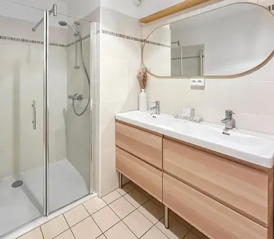 Salle de bains dans l'établissement T3 moderne, balcon, parking, proche centre ville