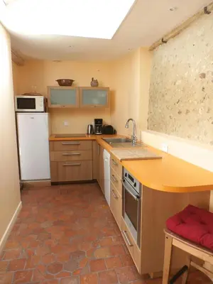 Cuisine ou kitchenette dans l'établissement LA PETITE LUCETTE, maison avec sa cour et son troglo